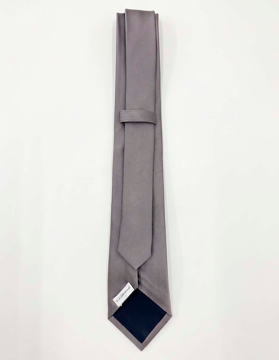 Gris obscuro
